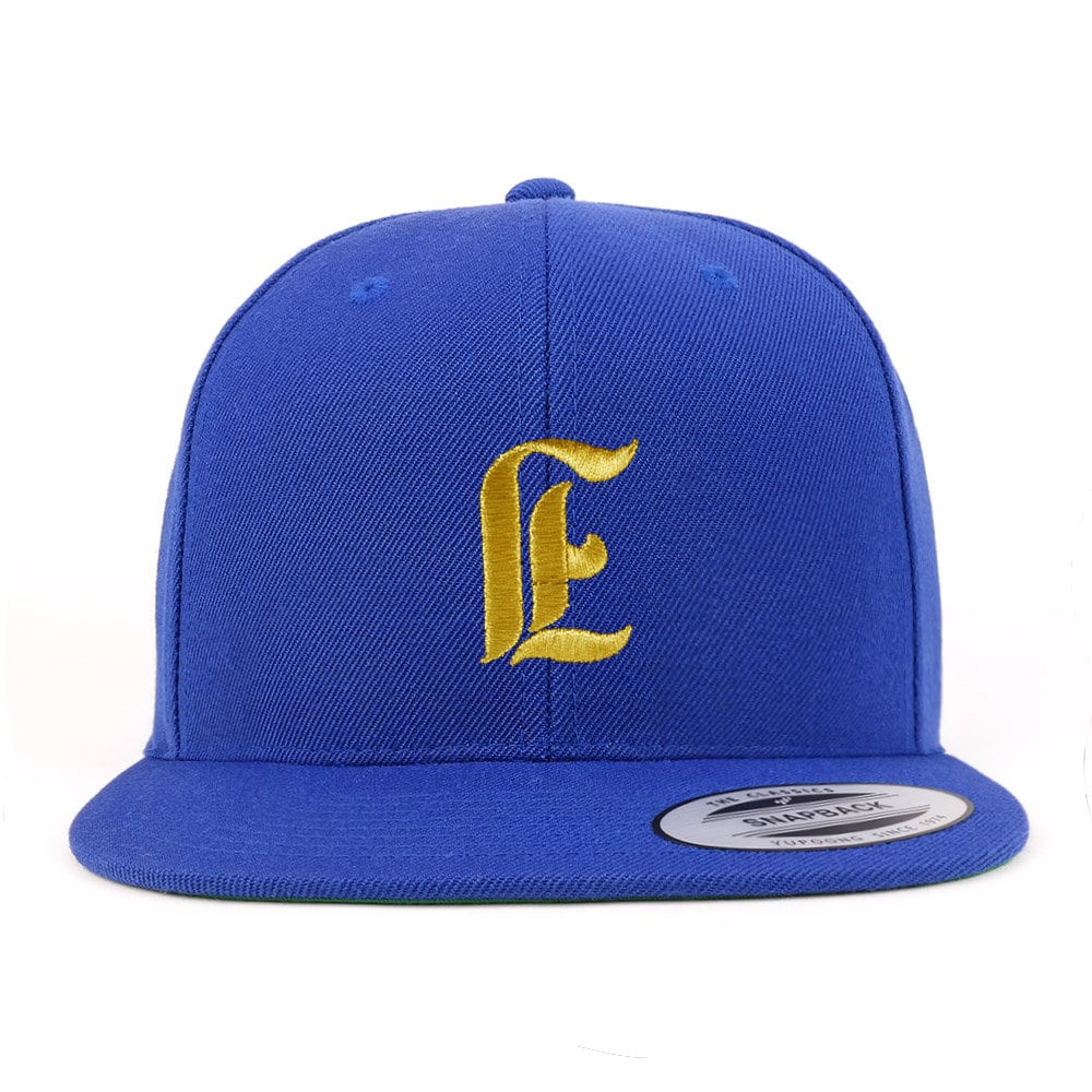 stitchfy Old English Gold I Bestickte Flatbill Snapback Cap | Sf-Txt009-G-Flx-6089M von Stitchfy