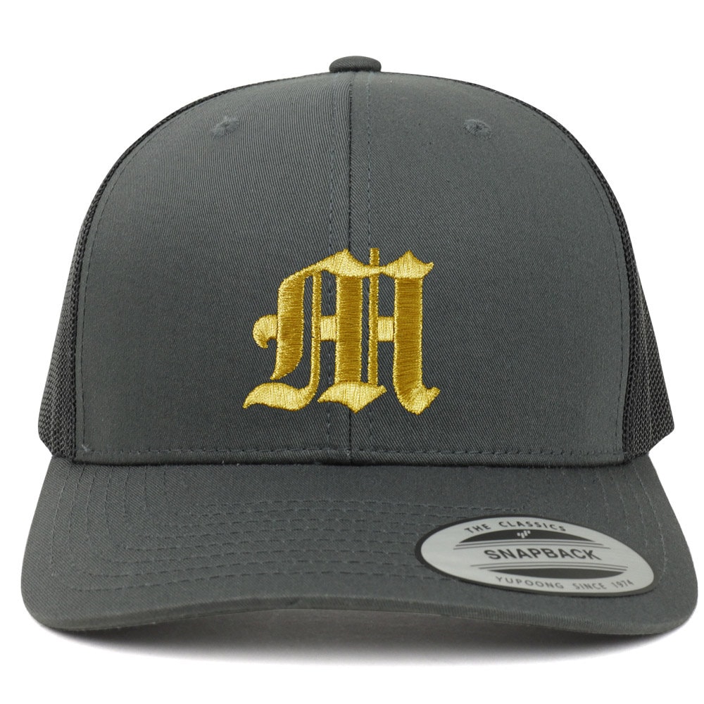 stitchfy Old English Gold M Bestickte Retro Trucker Mesh Baseballkappe | Sf-Txt013-G-Flx-6606 von Stitchfy