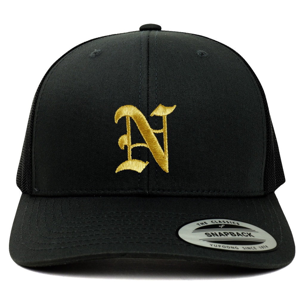 stitchfy Old English Gold N Bestickte Retro Trucker Mesh Baseballkappe | Sf-Txt014-G-Flx-6606 von Stitchfy