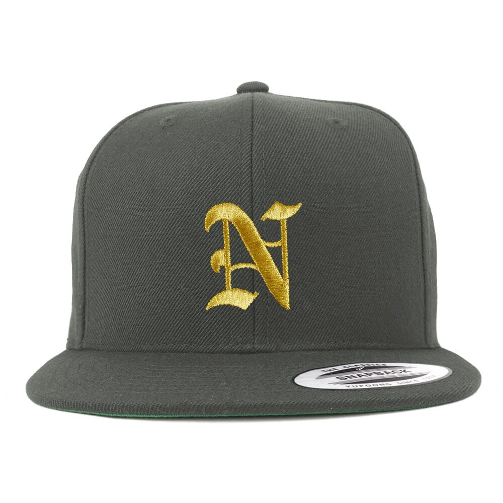 stitchfy Old English Gold N Embroidered Flatbill Snapback Cap | Sf-Txt014-G-Flx-6089M von Stitchfy