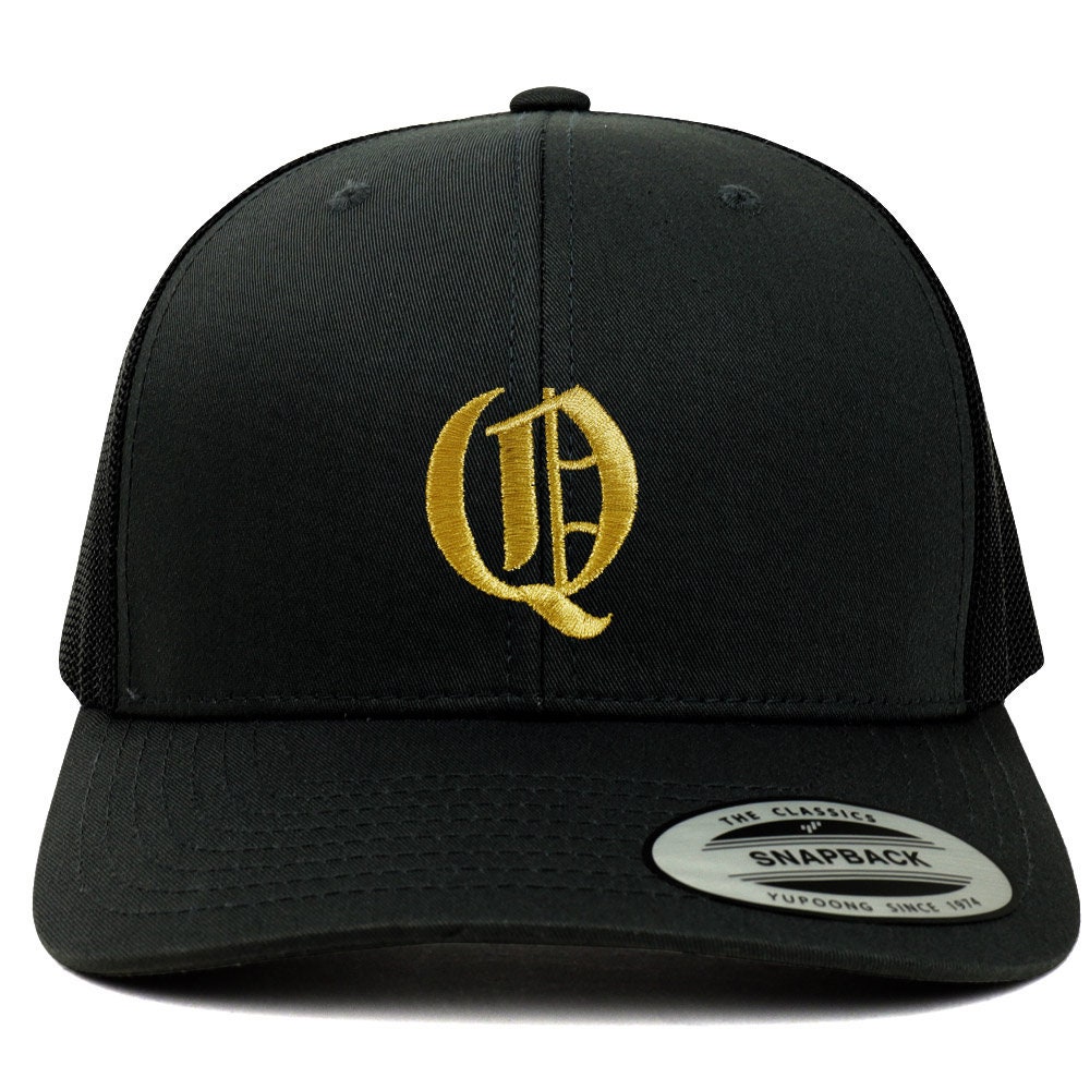 stitchfy Old English Gold Q Bestickte Retro Trucker Mesh Baseballkappe | Sf-Txt017-G-Flx-6606 von Stitchfy