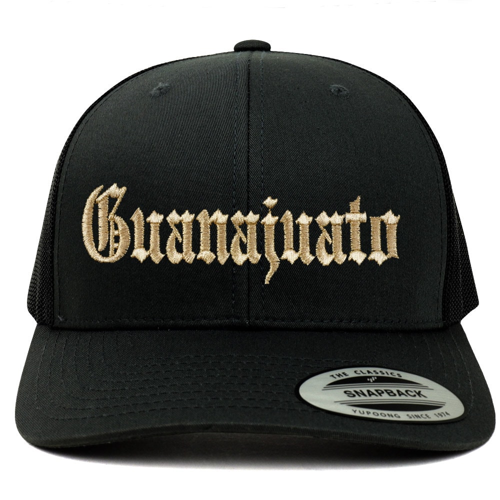 stitchfy Old English Guanajuato Gold Bestickte Retro Trucker Mesh Cap | Sf-Txt2661-G-Flx-6606 von Stitchfy