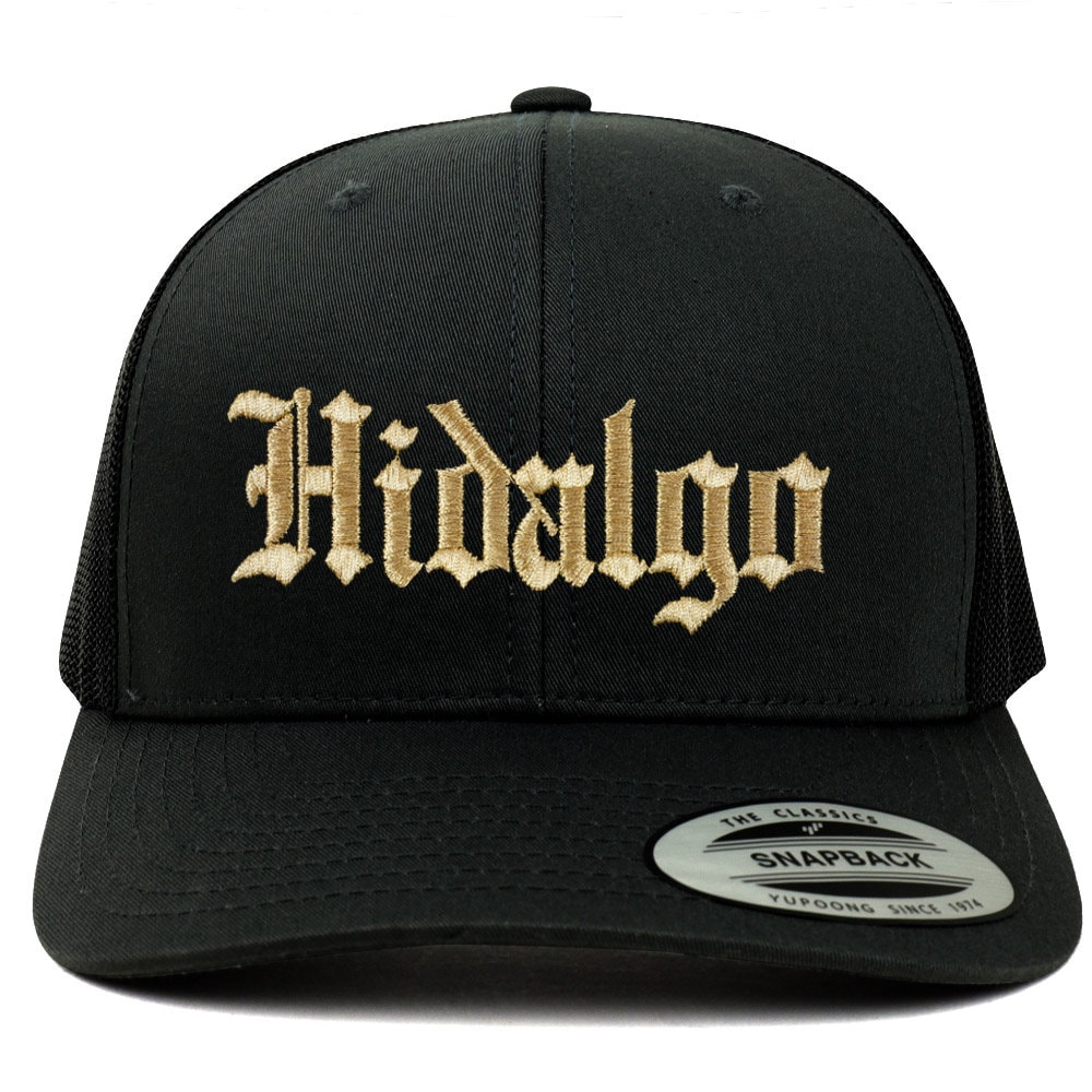 stitchfy Old English Hidalgo Gold Bestickte Retro Trucker Mesh Cap | Sf-Txt2670-G-Flx-6606 von Stitchfy