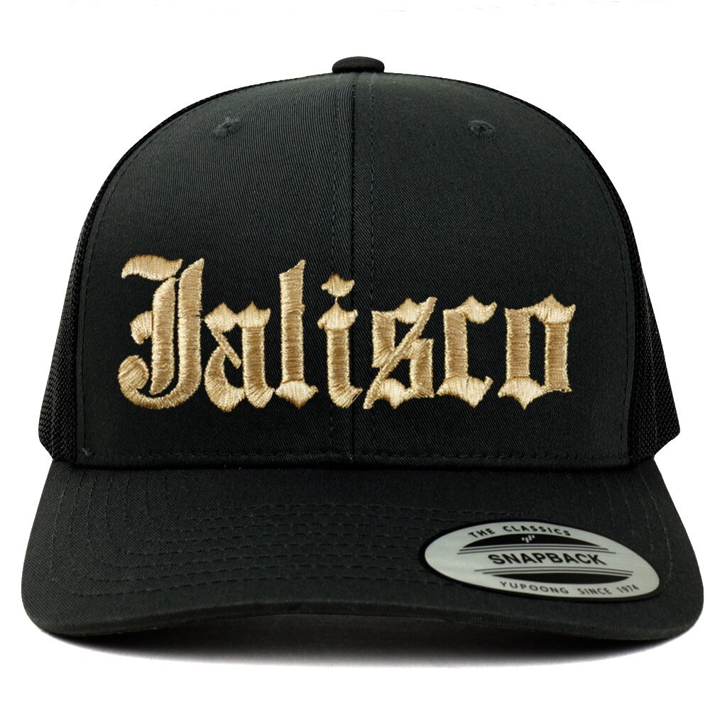 stitchfy Old English Jalisco Gold Bestickte Retro Trucker Mesh Cap | Sf-Txt2659-G-Flx-6606 von Stitchfy