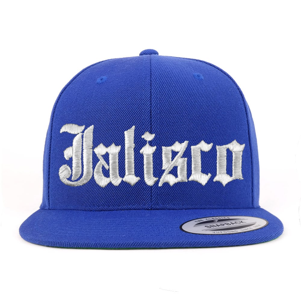 stitchfy Old English Jalisco Weiß Bestickte Flatbill Snapback Baseball Cap von Stitchfy