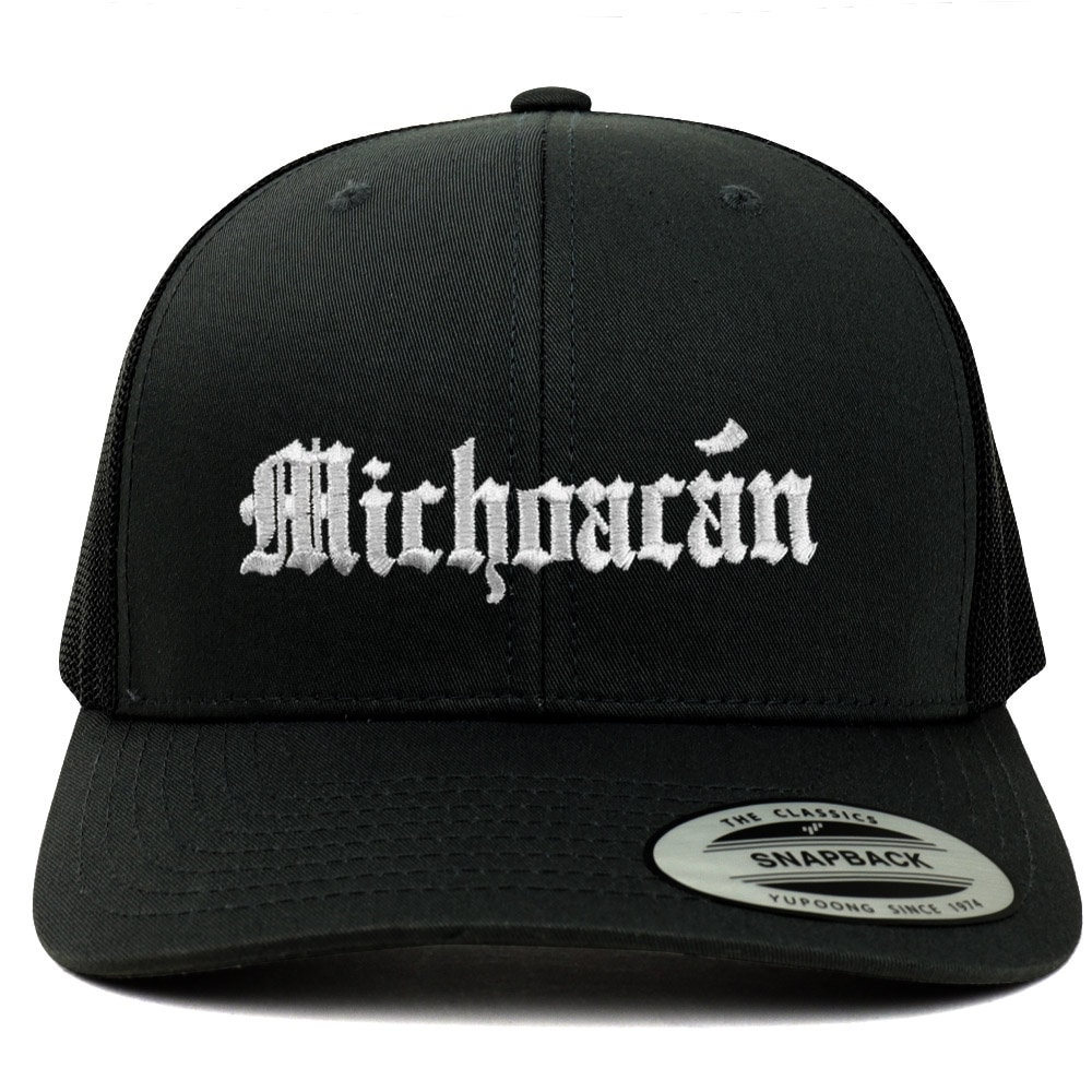 stitchfy Old English Michoacan White Bestickte Retro Trucker Mesh Cap | Sf-Txt2664-W-Flx-6606 von Stitchfy