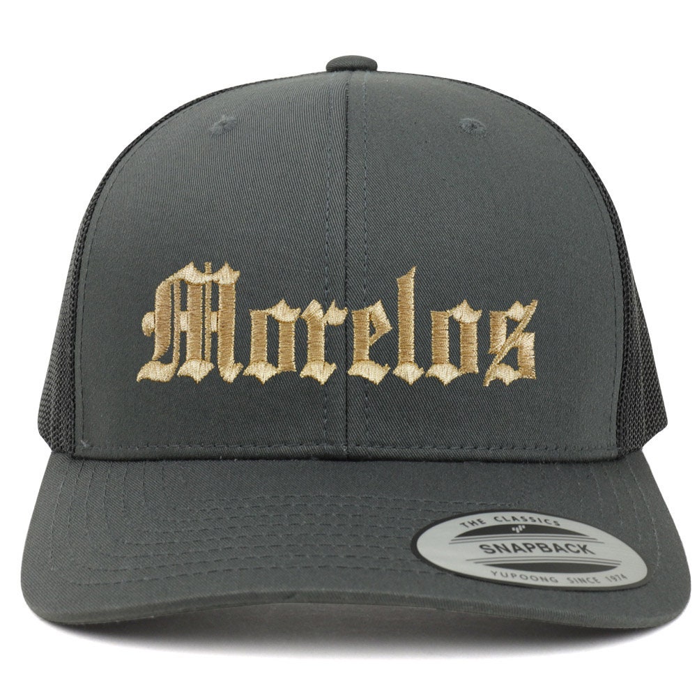 stitchfy Old English Morelos Gold Bestickte Retro Trucker Mesh Cap | Sf-Txt2674-G-Flx-6606 von Stitchfy