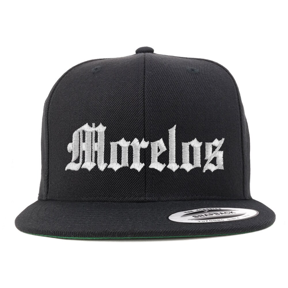 stitchfy Old English Morelos Weiß Bestickte Flatbill Snapback Baseballkappe von Stitchfy