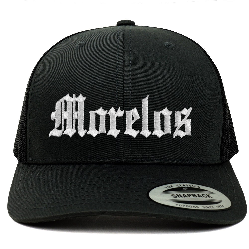 stitchfy Old English Morelos Weiß Bestickte Retro Trucker Mesh Cap | Sf-Txt2674-W-Flx-6606 von Stitchfy