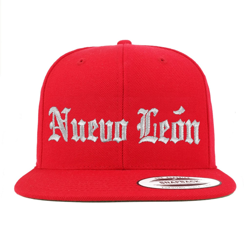 stitchfy Old English Nuevo Leon Weiß Bestickte Flatbill Snapback Baseballkappe von Stitchfy