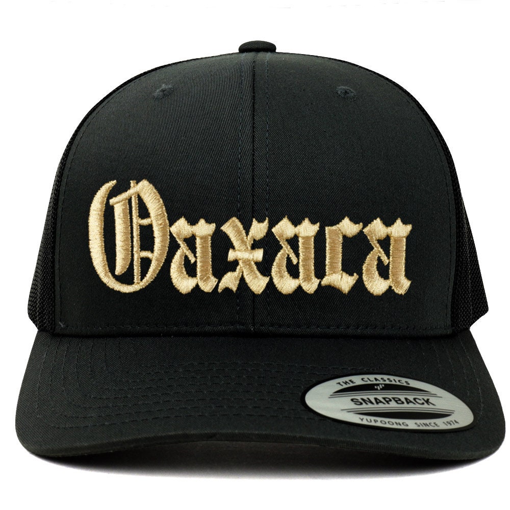 stitchfy Old English Oaxaca Gold Bestickte Retro Trucker Mesh Cap | Sf-Txt2665-G-Flx-6606 von Stitchfy