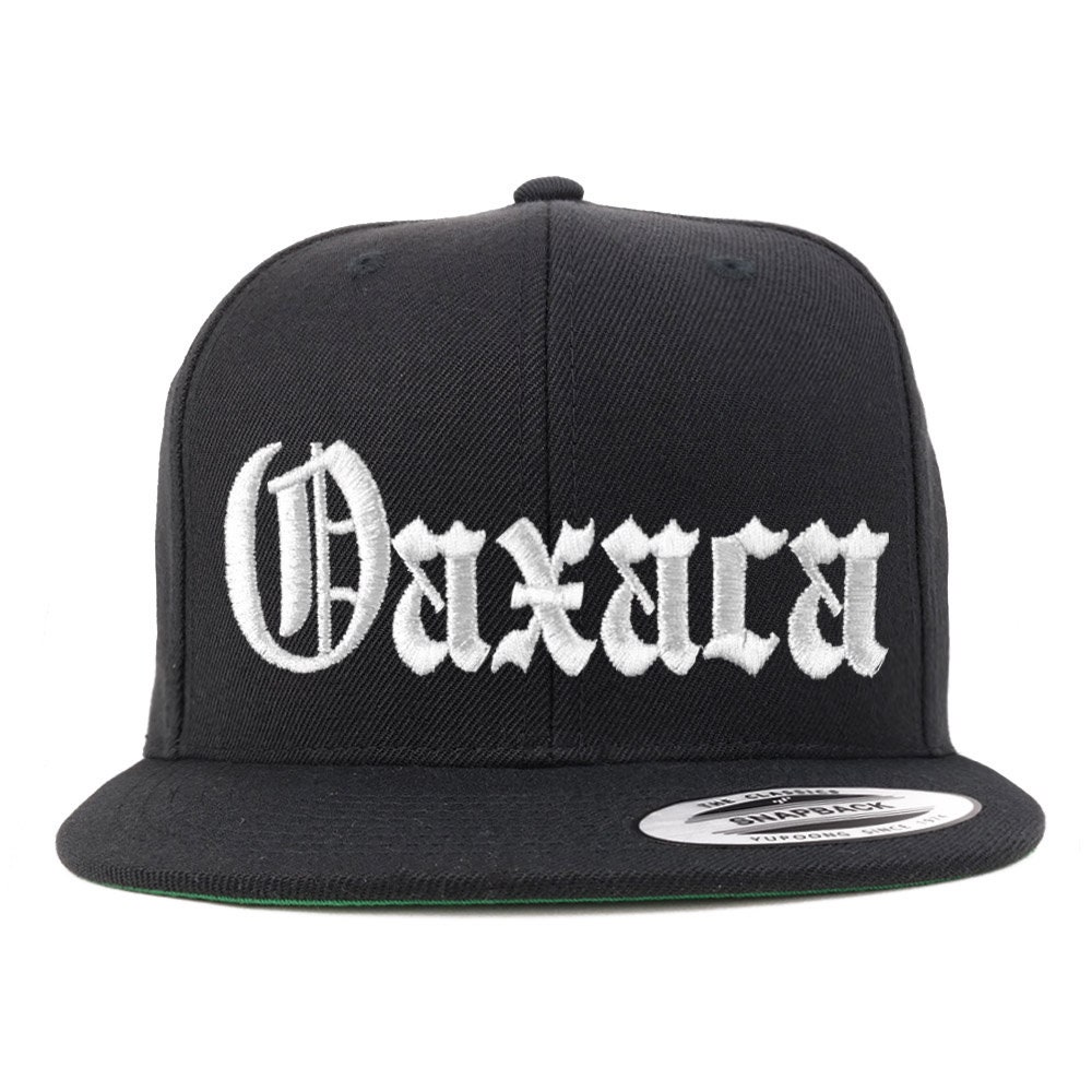 stitchfy Old English Oaxaca Weiß Bestickte Flatbill Snapback Baseball Cap von Stitchfy