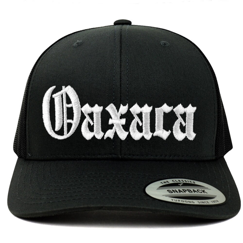 stitchfy Old English Oaxaca Weiß Bestickte Retro Trucker Mesh Cap | Sf-Txt2665-W-Flx-6606 von Stitchfy