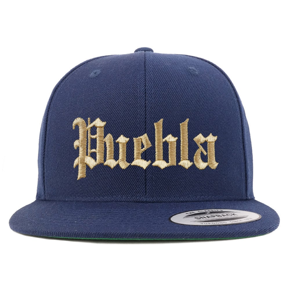 stitchfy Old English Puebla Gold Bestickte Flatbill Snapback Baseball Cap von Stitchfy