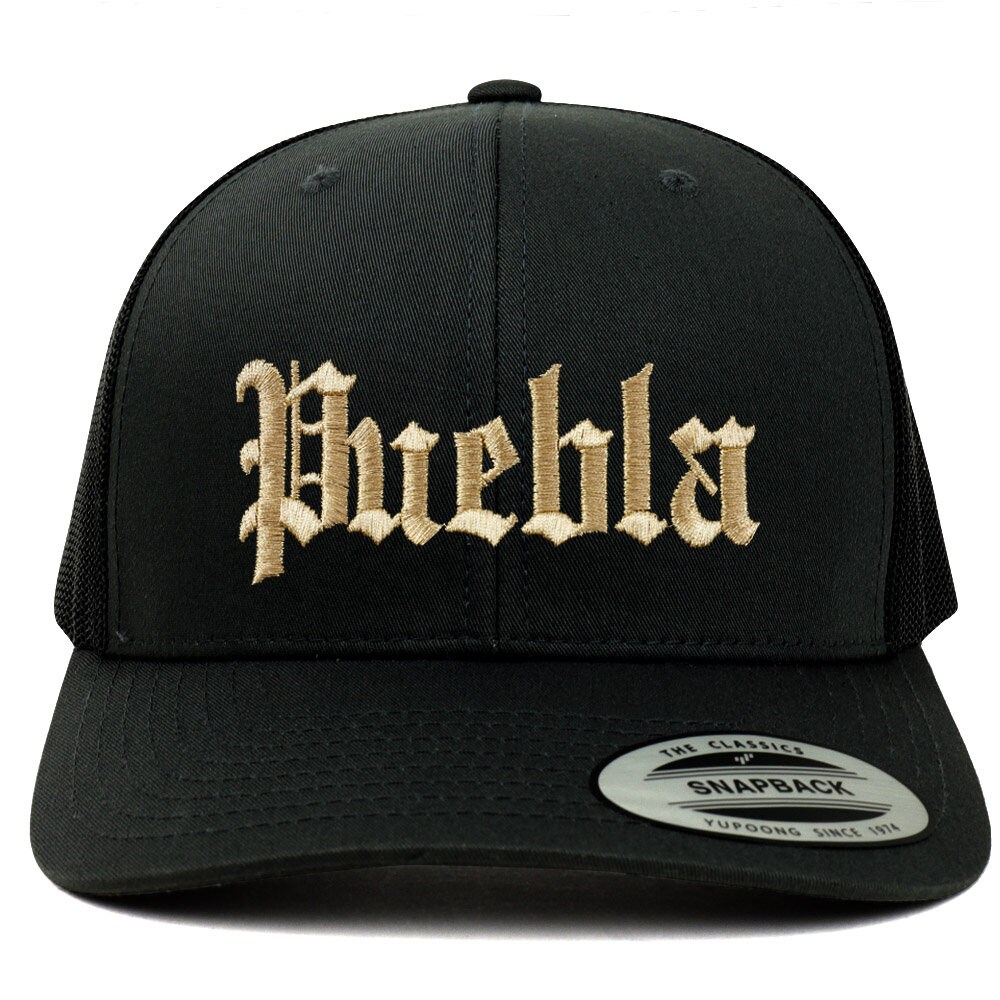 stitchfy Old English Puebla Gold Bestickte Retro Trucker Mesh Cap | Sf-Txt2660-G-Flx-6606 von Stitchfy