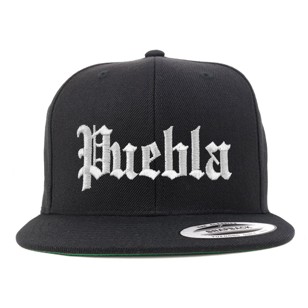 stitchfy Old English Puebla Weiß Bestickte Flatbill Snapback Baseballkappe von Stitchfy