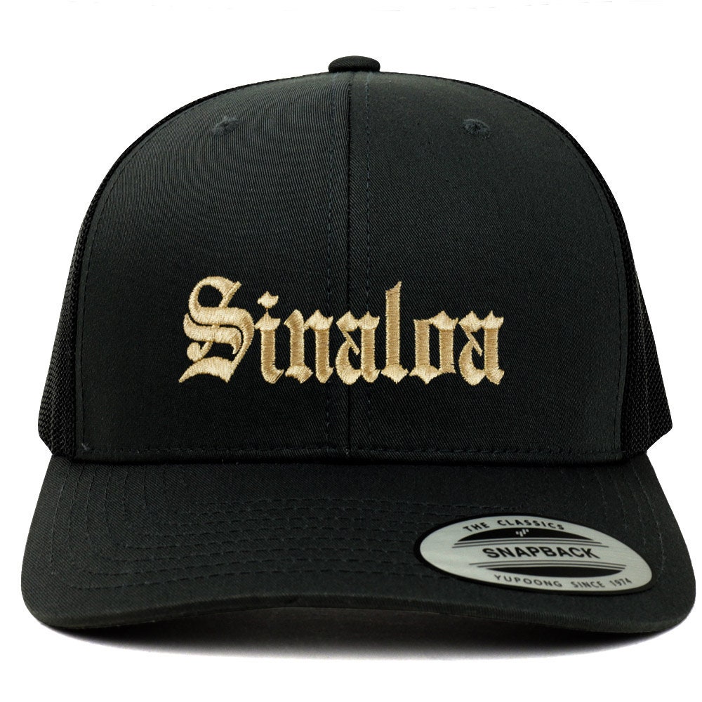 stitchfy Old English Sinaloa Gold Bestickte Retro Trucker Mesh Cap | Sf-Txt2669-G-Flx-6606 von Stitchfy