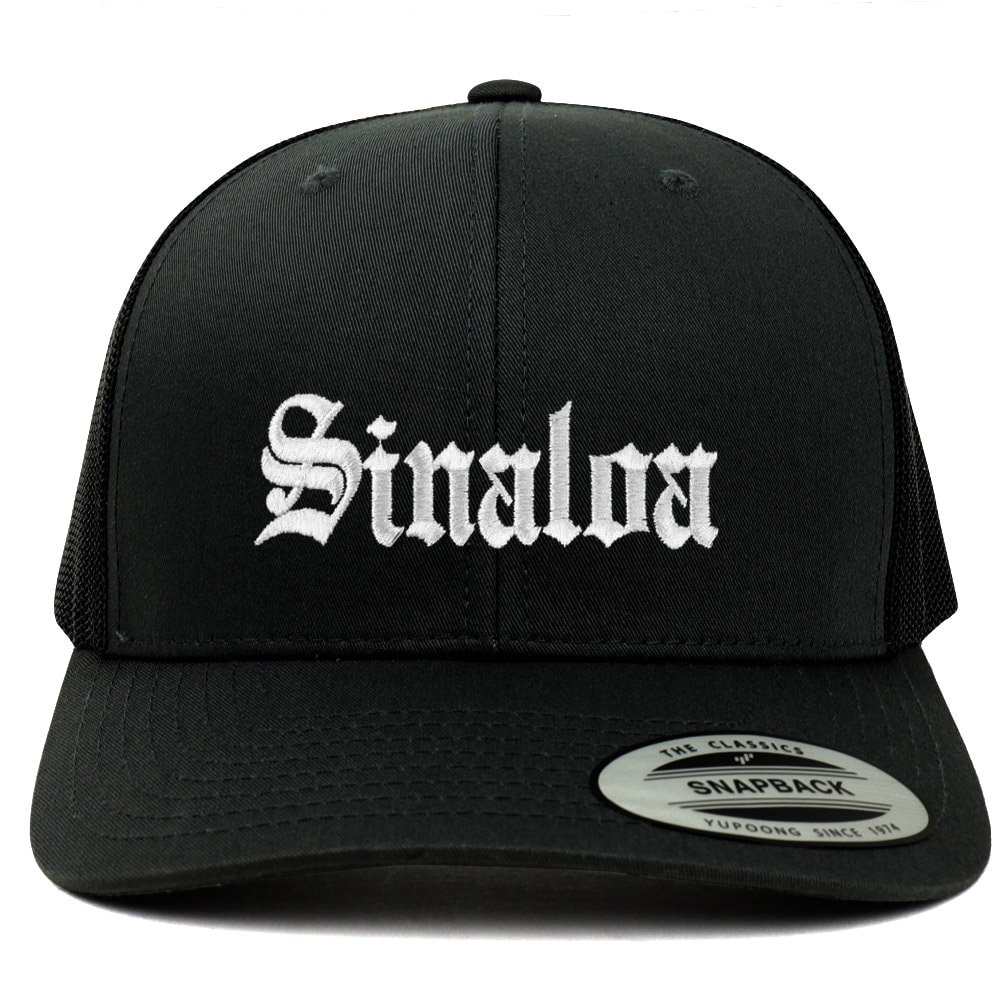 stitchfy Old English Sinaloa Weiß Bestickte Retro Trucker Mesh Cap | Sf-Txt2669-W-Flx-6606 von Stitchfy