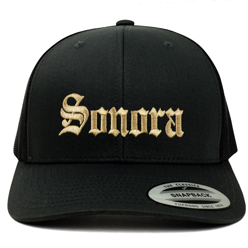 stitchfy Old English Sonora Gold Bestickte Retro Trucker Mesh Cap | Sf-Txt2671-G-Flx-6606 von Stitchfy