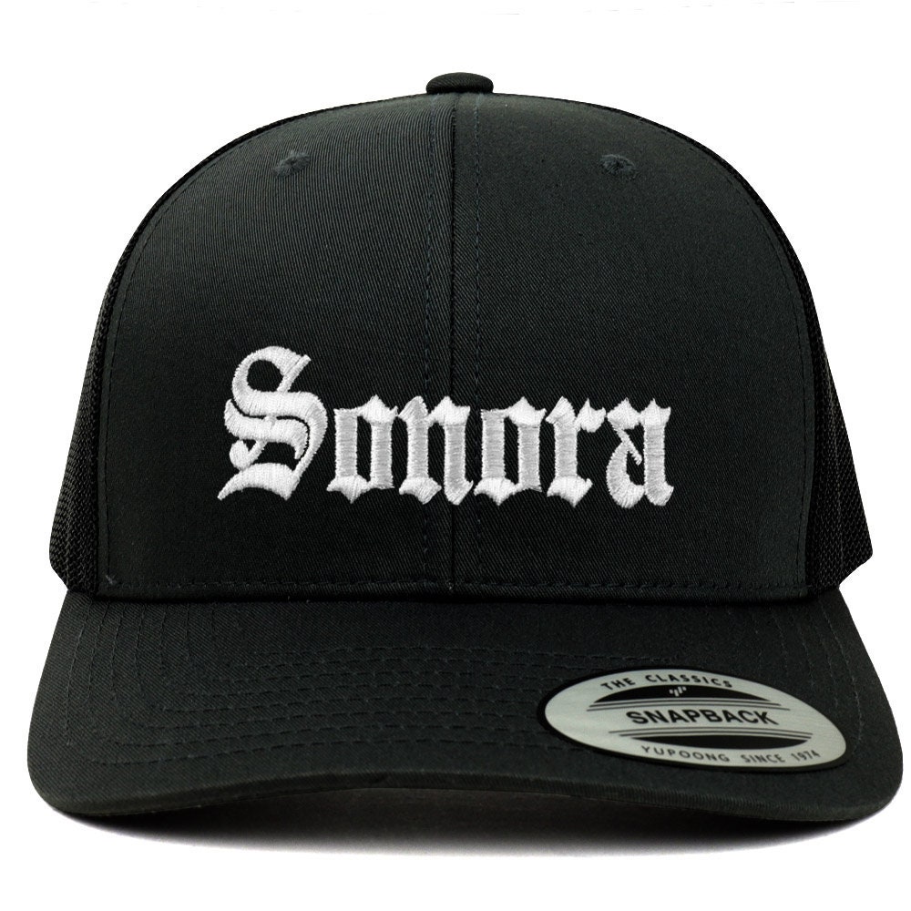 stitchfy Old English Sonora White Bestickte Retro Trucker Mesh Cap | Sf-Txt2671-W-Flx-6606 von Stitchfy