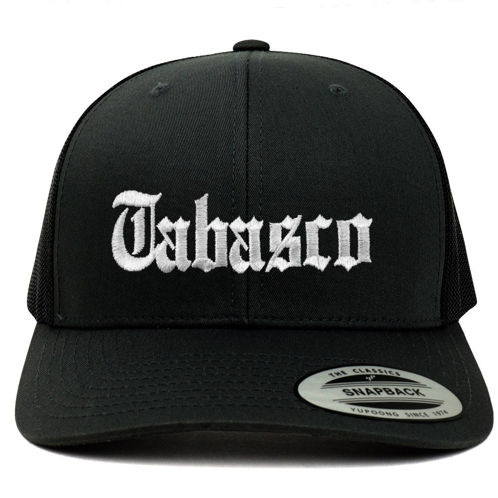 stitchfy Old English Tabasco Weiß Bestickte Retro Trucker Mesh Cap | Sf-Txt2672-W-Flx-6606 von Stitchfy