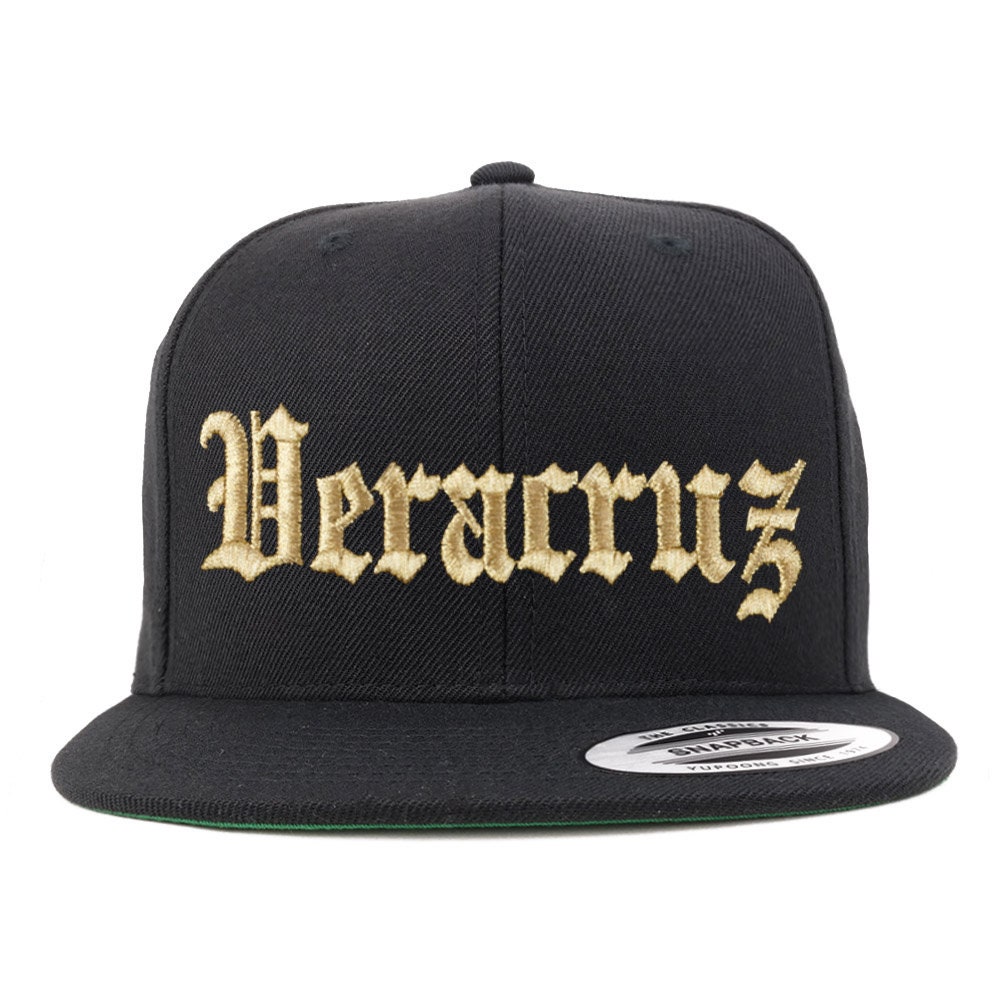 stitchfy Old English Veracruz Gold Bestickte Flatbill Snapback Baseballkappe von Stitchfy