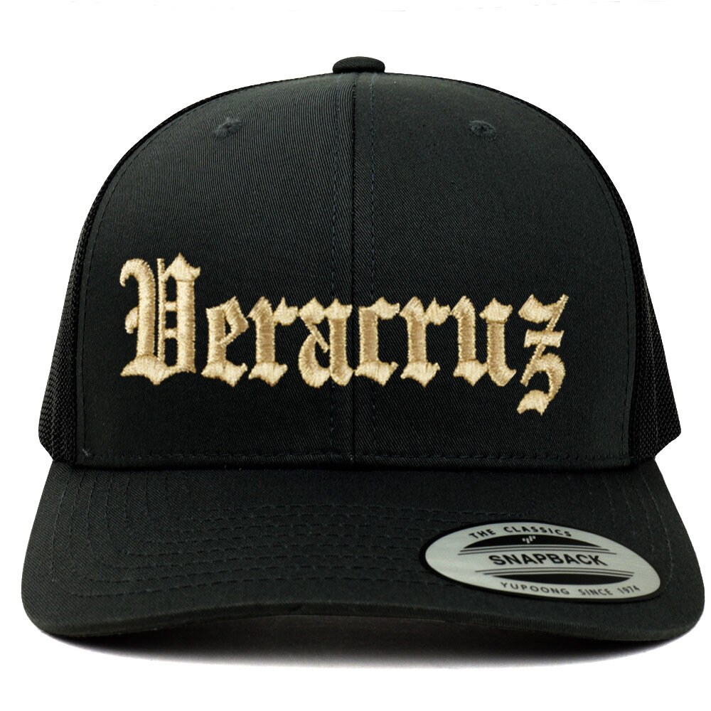 stitchfy Old English Veracruz Gold Bestickte Retro Trucker Mesh Cap | Sf-Txt2658-G-Flx-6606 von Stitchfy