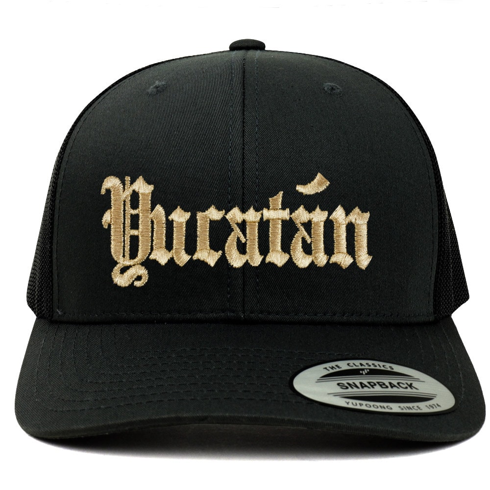 stitchfy Old English Yucatan Gold Bestickte Retro Trucker Mesh Cap | Sf-Txt2673-G-Flx-6606 von Stitchfy