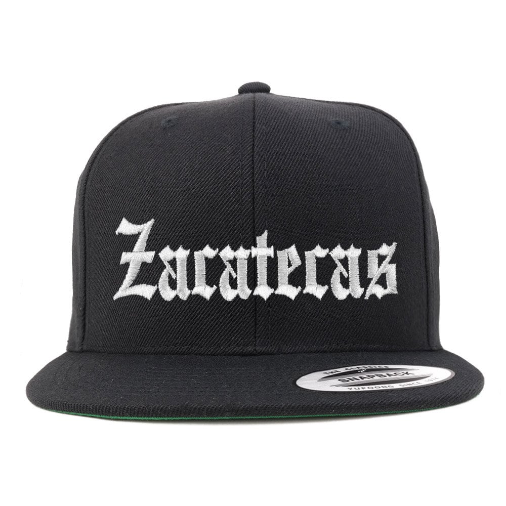 stitchfy Old English Zacatecas Weiß Bestickte Flatbill Snapback Baseballkappe von Stitchfy