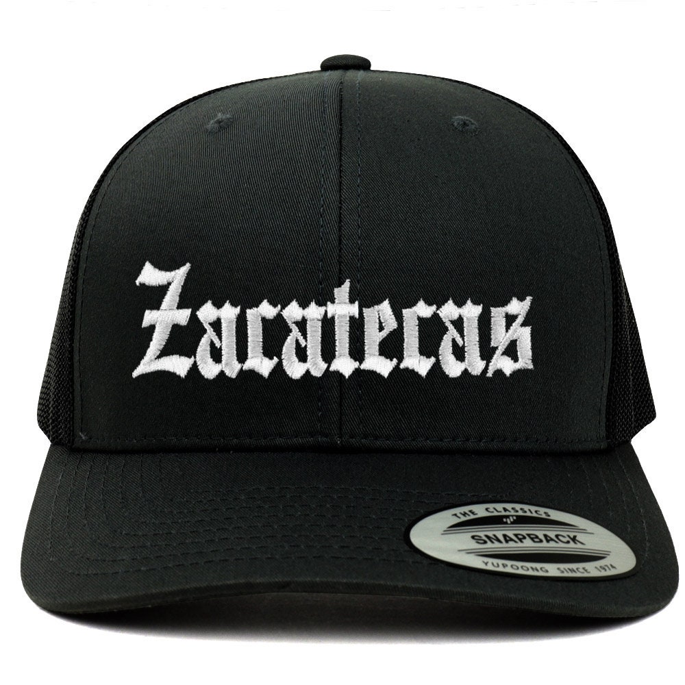 stitchfy Old English Zacatecas Weiß Bestickte Retro Trucker Mesh Cap | Sf-Txt2676-W-Flx-6606 von Stitchfy