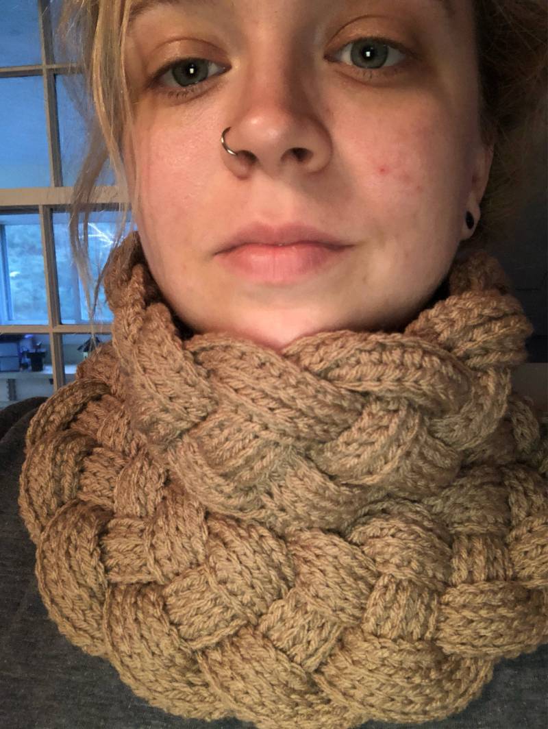 Geflochtener Schal, Häkelschal, Knopfverschlussschal, Schlauchschal, Taupe, Beige, Geflochtener Winterschal, Winterschal von StitchinLoops