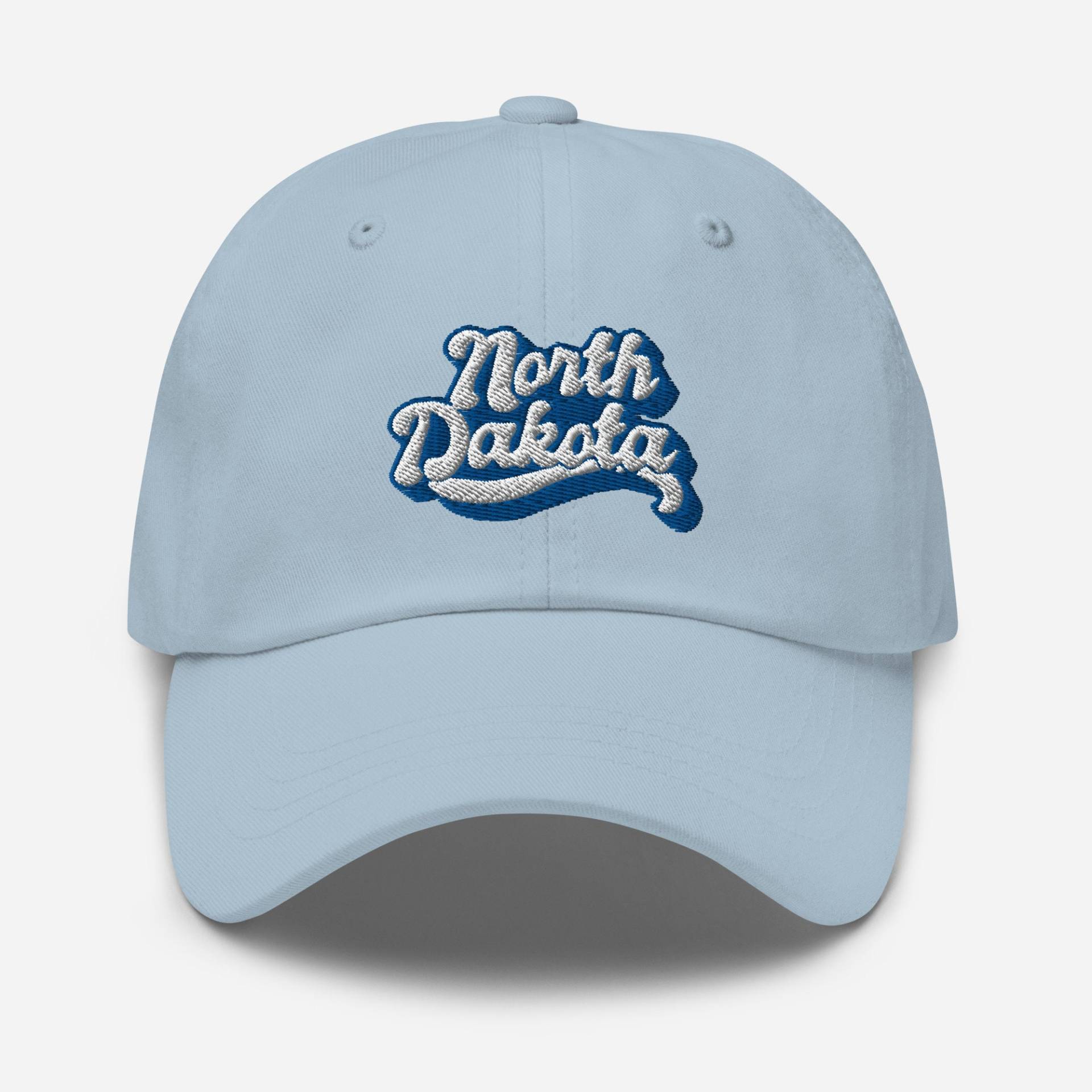North Dakota Dad Hut, Bestickter Hut Usa State Geschenk, United States Baseball Cap - Unisex Verstellbar Unstrukturiertes 6 Panel in Mehreren Farben North Dakota Dad Hut, Bestickter Hut Usa State Geschenk, United States Baseball Cap - Unisex Verstellbar Unstrukturiertes 6 Panel in Mehreren Farben von StitchinSmilesCo