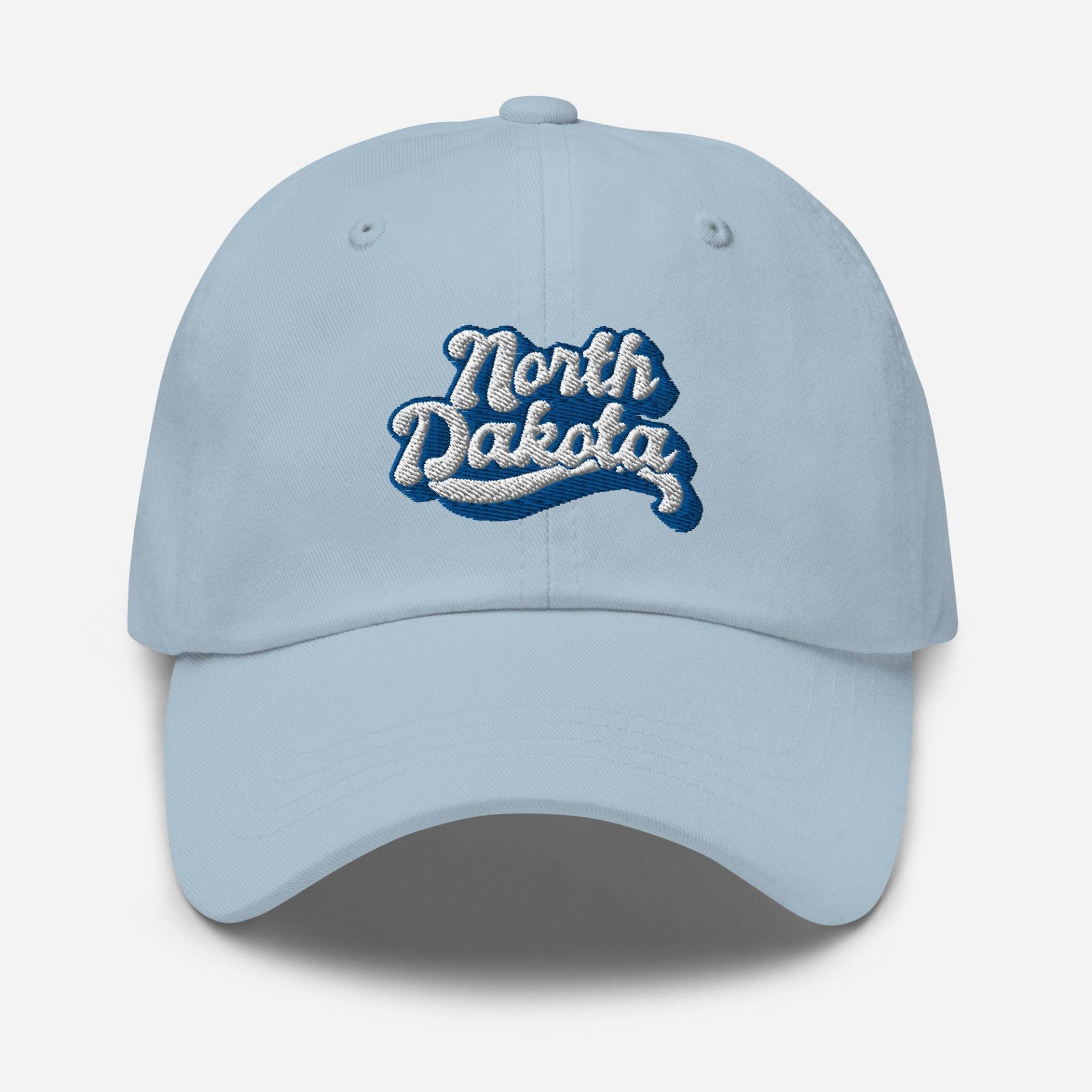 North Dakota Dad Hut, Bestickter Hut Usa State Geschenk, United States Baseball Cap - Unisex Verstellbar Unstrukturiertes 6 Panel in Mehreren Farben von StitchinSmilesCo