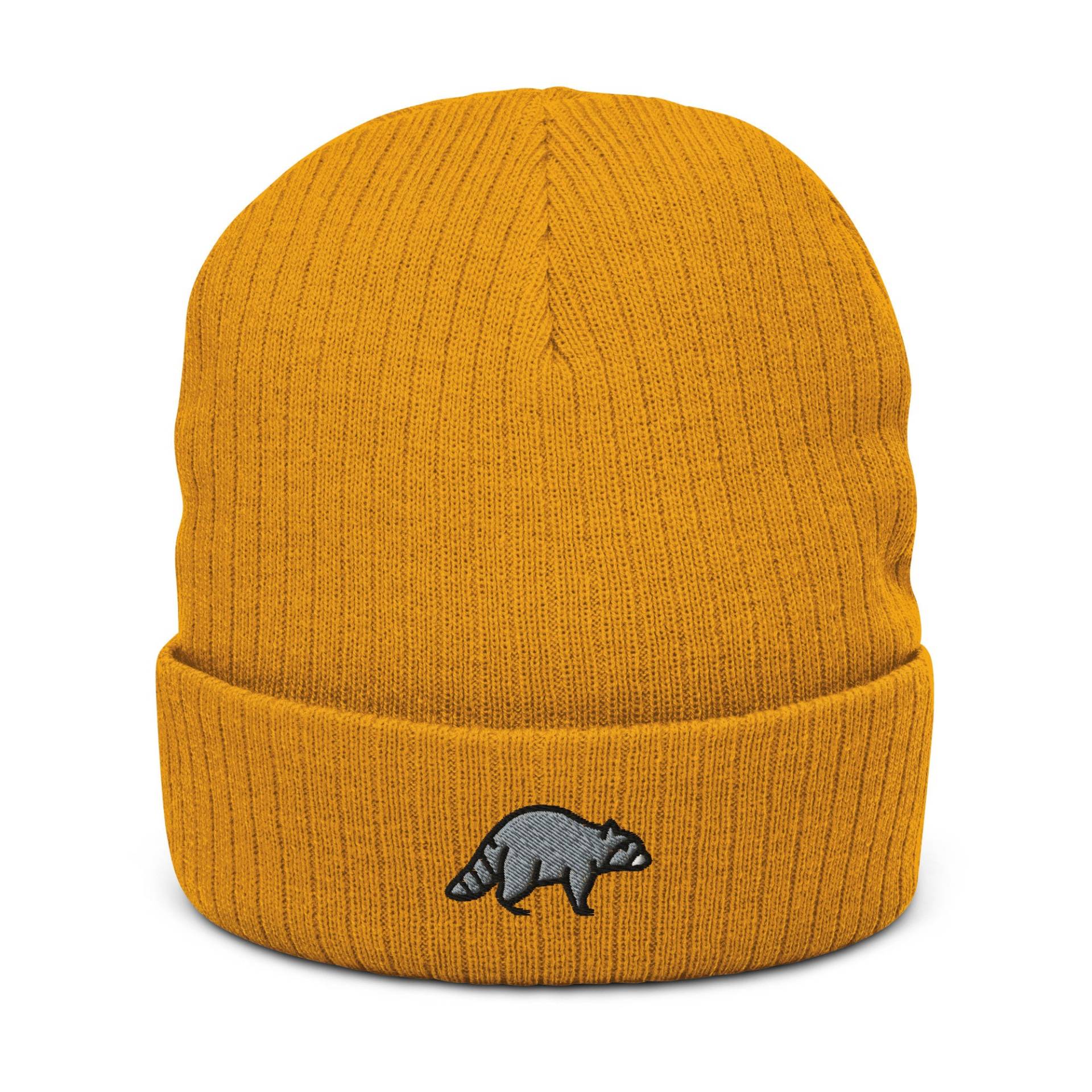 Waschbär Gestickte Mütze, Gerippte Strickmütze, Bequeme Wintermütze Mit Manschette, Weiches Recycled Polyester Waschbär Gestickte Mütze, Gerippte Strickmütze, Bequeme Wintermütze Mit Manschette, Weiches Recycled Polyester von StitchinSmilesCo