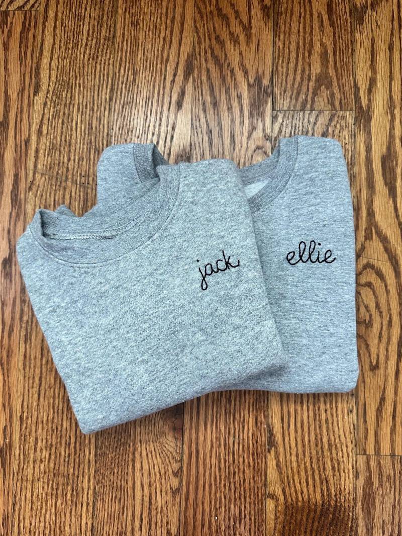 Handgesticktes Benutzerdefiniertes Name Kleinkind-Sweatshirt - Linke Brust, Mitte Brust Oder Kragenausschnitt von StitchingbyRPM