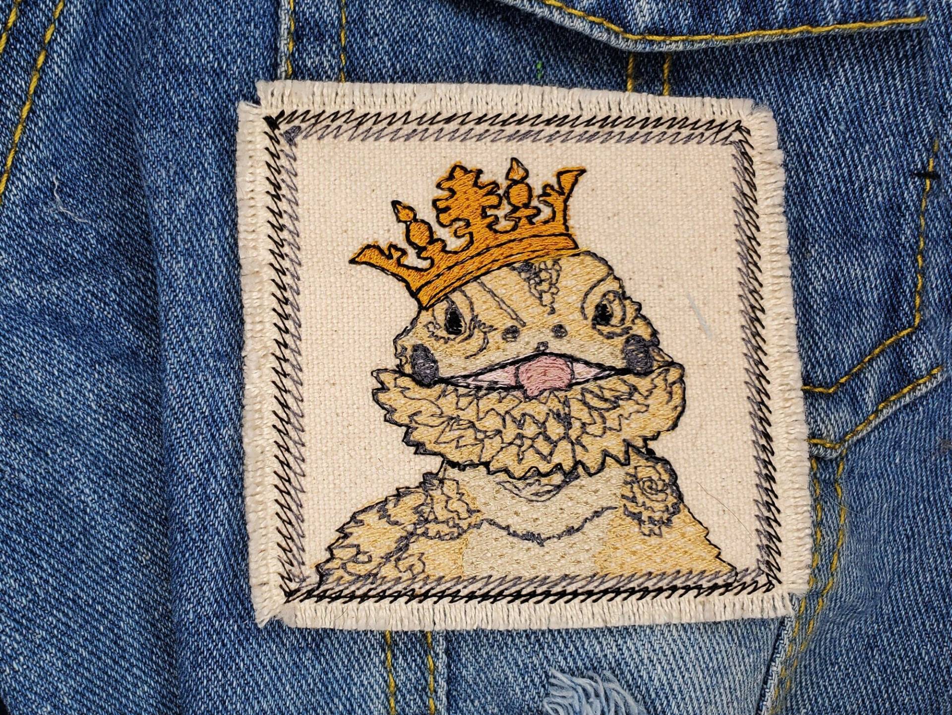 Gekrönte Bärin - Bartdrache Reptil Bestickter Aufnäher Leinwand von StitchitizedPatches