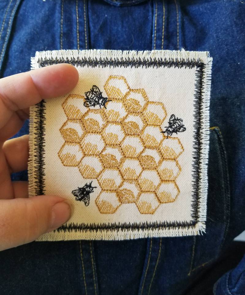 Wabe Mit Bienen Bestickter Aufnäher Leinwand von StitchitizedPatches
