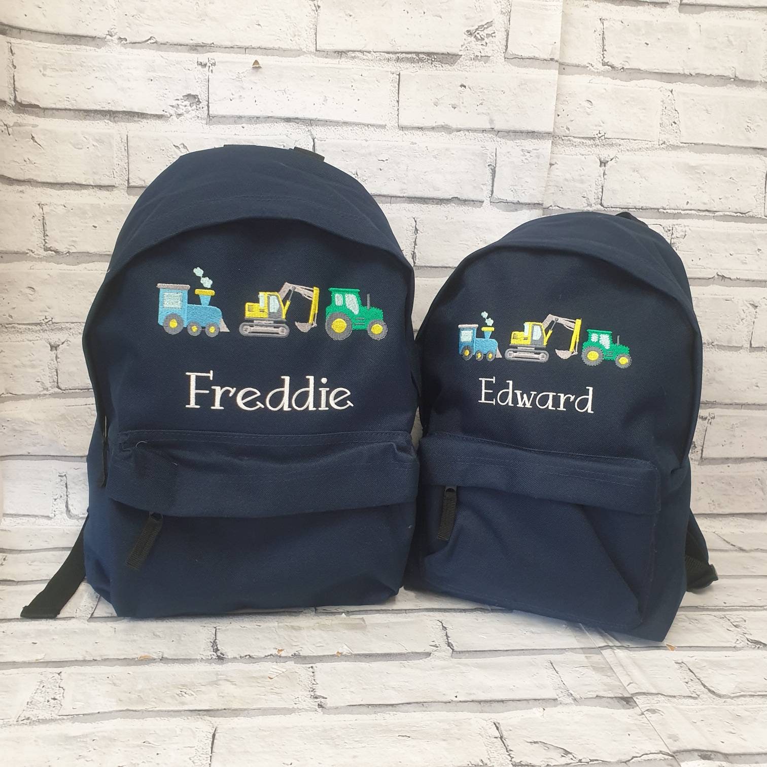 Personalisierter Kleinkindrucksack, Gestickter Traktorrucksack, Bagger-Kinderzimmertasche, Zugschultasche, Unisex, Junge, Mädchen, Baurucksack von StitchupLooksharpUK