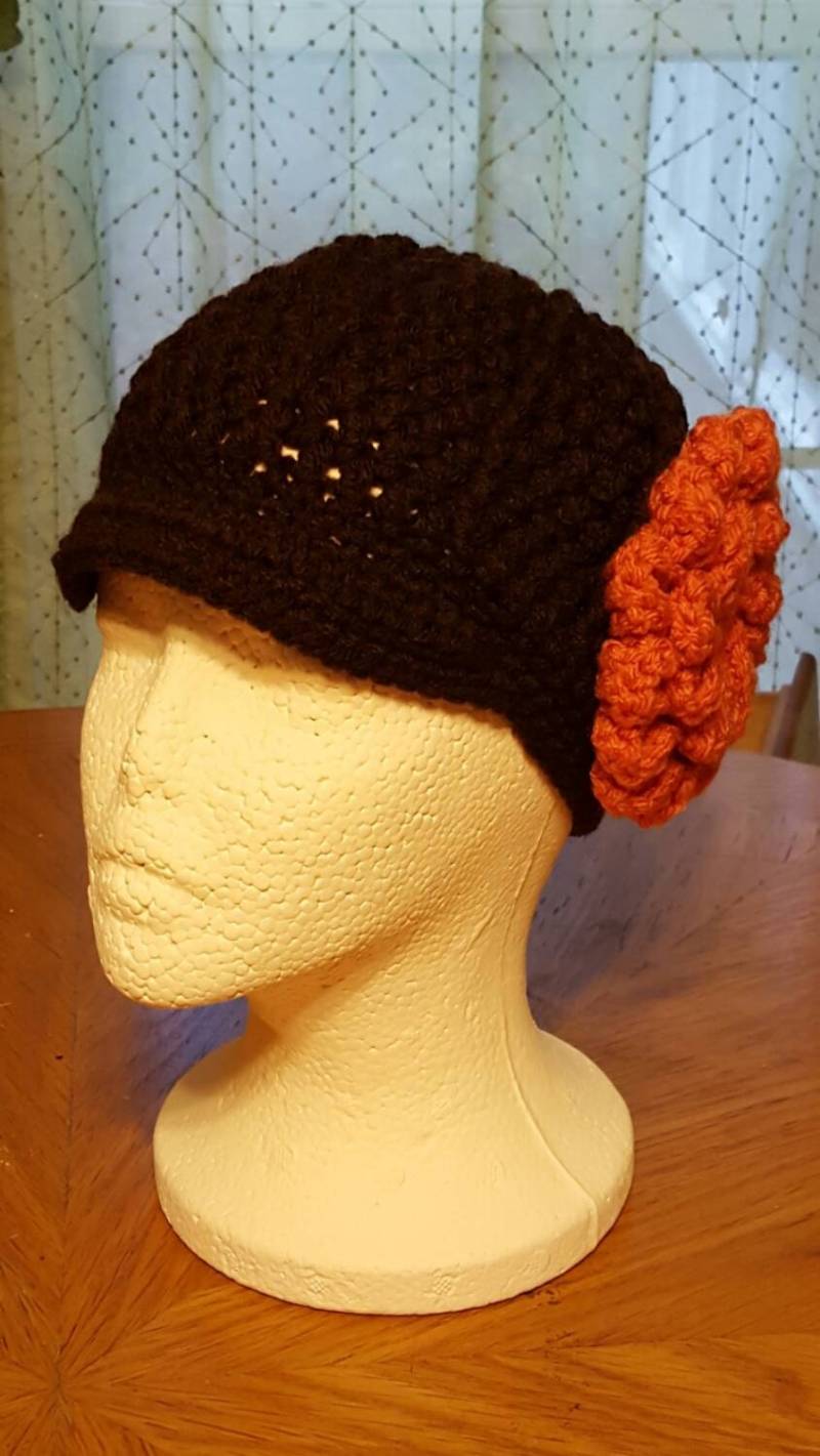 Gehäkelte Newsboy Hut Mit Blume/Neugeborenen Kind Teen Frauen/Winter/Weihnachten Gehäkelte Newsboy Hut Mit Blume/Neugeborenen Kind Teen Frauen/Winter/Weihnachten von Stitchworts