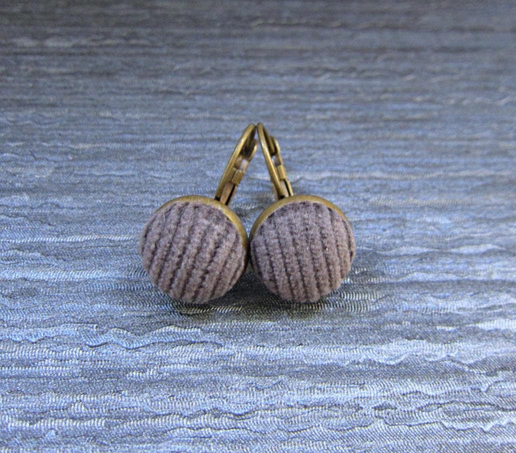 Cosy Cord Ohrhänger 12 Mm - Warm Grey Stoffohrringe Silber Oder Bronze Cosy Cord Ohrhänger 12 Mm - Warm Grey Stoffohrringe Silber Oder Bronze von Stixeria