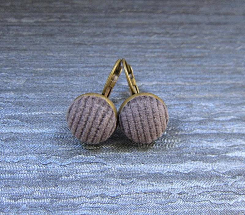 Cosy Cord Ohrhänger 12 Mm - Warm Grey Stoffohrringe Silber Oder Bronze Cosy Cord Ohrhänger 12 Mm - Warm Grey Stoffohrringe Silber Oder Bronze von Stixeria