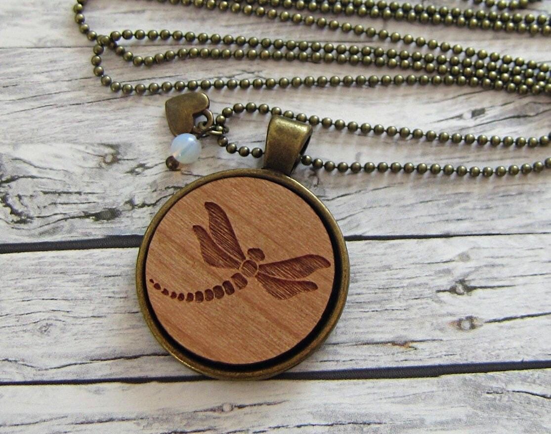 Lange Kugelkette Libelle Glücksbringer - Holz Anhänger 3 cm 80 Bronze Matt Vintage Kette Kürzbar Nickelfrei Mit Herz & Opalperle Lange Kugelkette Libelle Glücksbringer - Holz Anhänger 3 cm 80 Bronze Matt Vintage Kette Kürzbar Nickelfrei Mit Herz & Opalperle von Stixeria