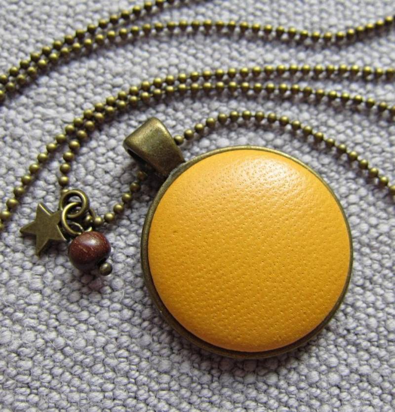 Lange Kugelkette Leder-Anhänger Herbstgelb Mustard Honiggelb Mit Sternchen & Holzperle - 80 cm Halskette Bronze Silber Schmuck Frauen von Stixeria