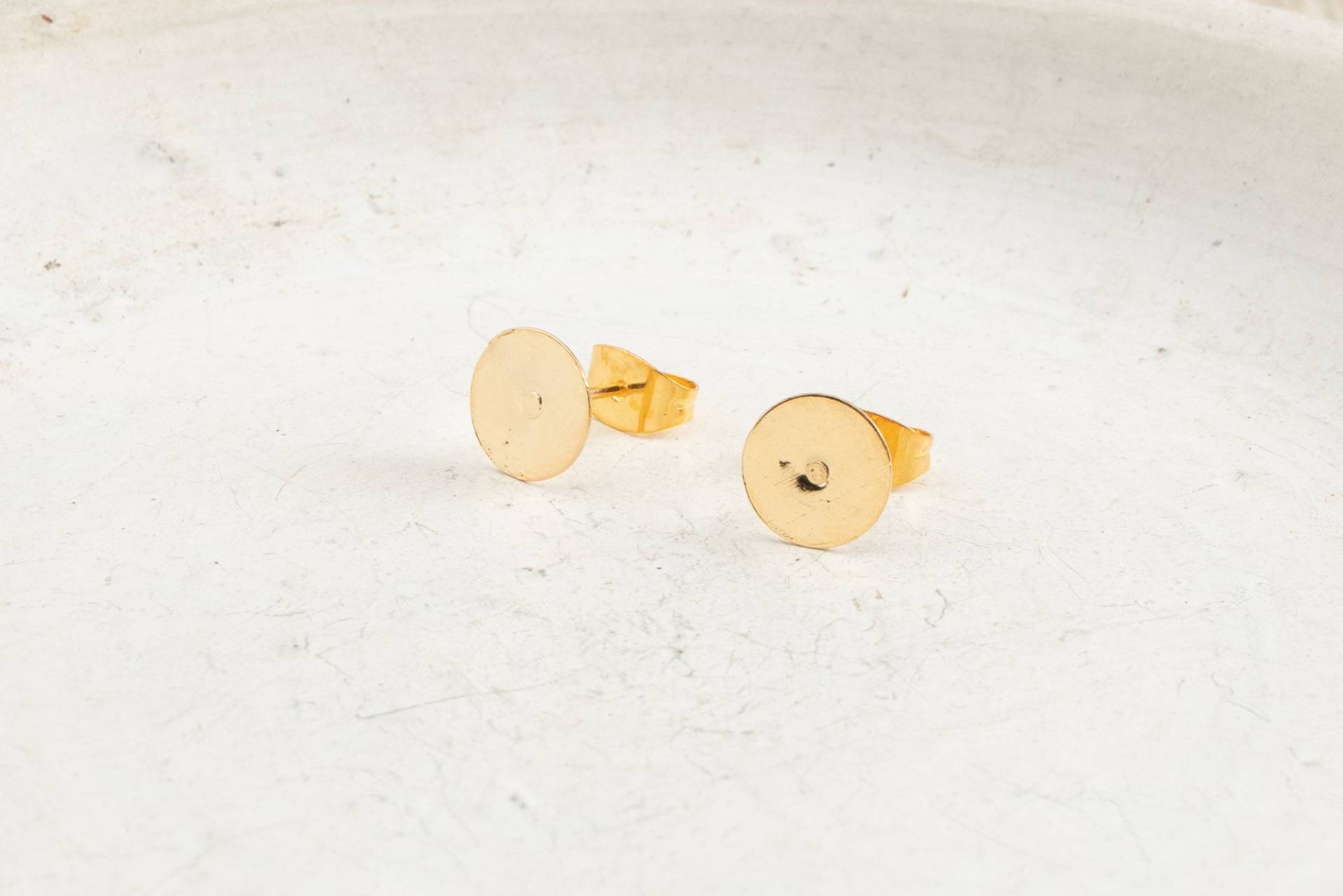3 Paar Goldfarben Ohrstecker Platte 8 Mm Messing Mit Ohrmutter 3 Paar Goldfarben Ohrstecker Platte 8 Mm Messing Mit Ohrmutter von StoaLadl