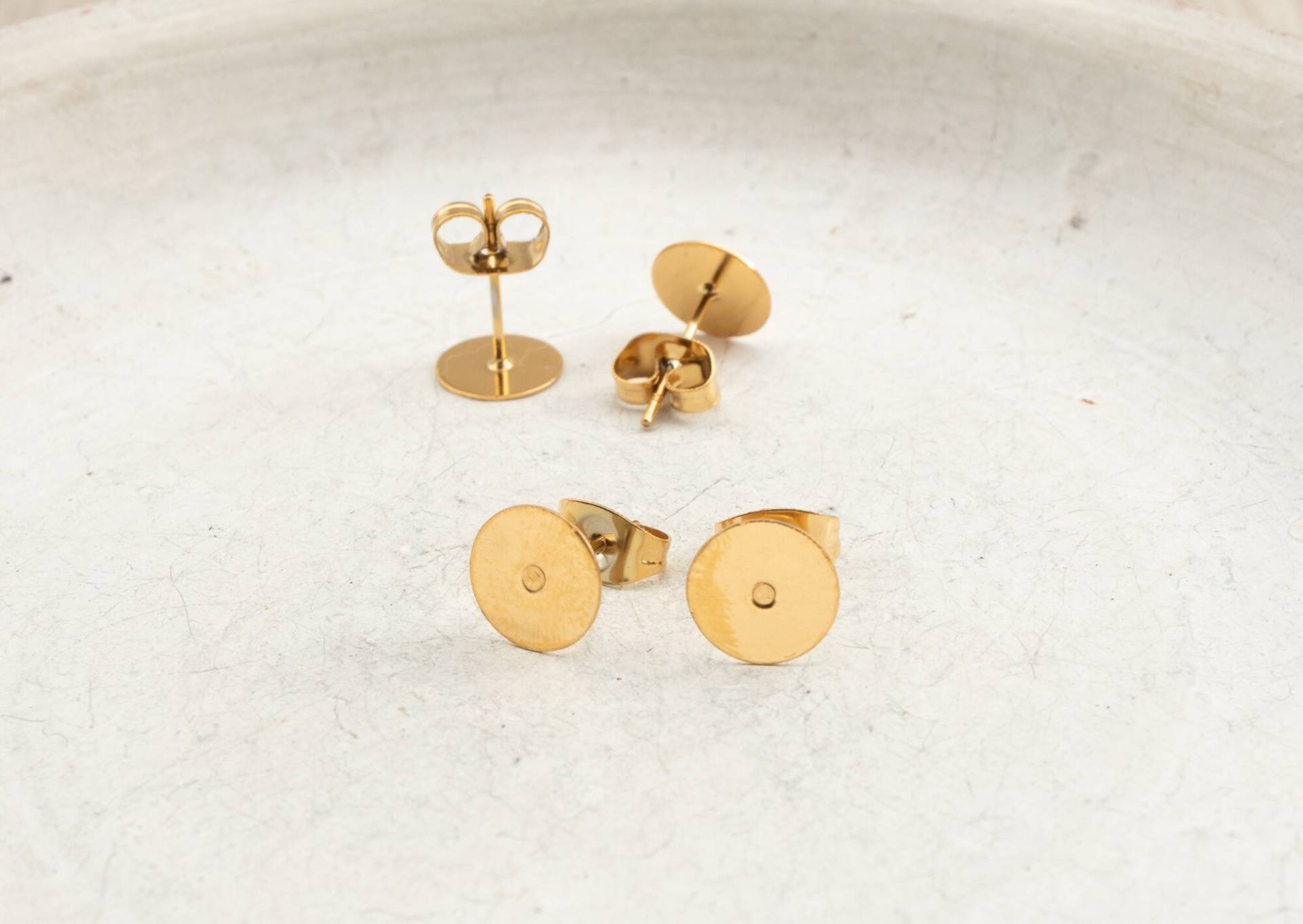 Edelstahl 2Paar Goldfarbene Ohrstecker Platte 8 Mm Mit Ohrmutter Edelstahl 2Paar Goldfarbene Ohrstecker Platte 8 Mm Mit Ohrmutter von StoaLadl