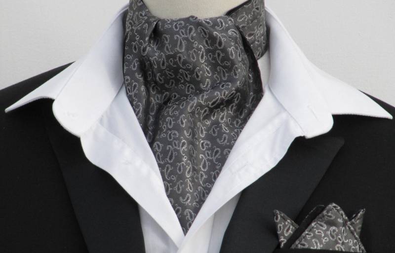 Grauer Herren-Satin Mit Kleinen Silbernen Paisleys Ascot Krawatte + Halstuch von StockAndCravatMarket