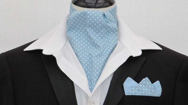 Herren Dusty Blau Und Weiß Pin Dot Baumwolle Ascot Krawatte/Einstecktuch Herren Dusty Blau Und Weiß Pin Dot Baumwolle Ascot Krawatte/Einstecktuch von StockAndCravatMarket