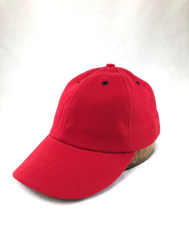 Cap Aus Rotem Baumwoll-Twill Mit Schwarzen Ösen, 3-Zoll-Schirm Und Baumwoll-Schweißband von StockbridgeSewing