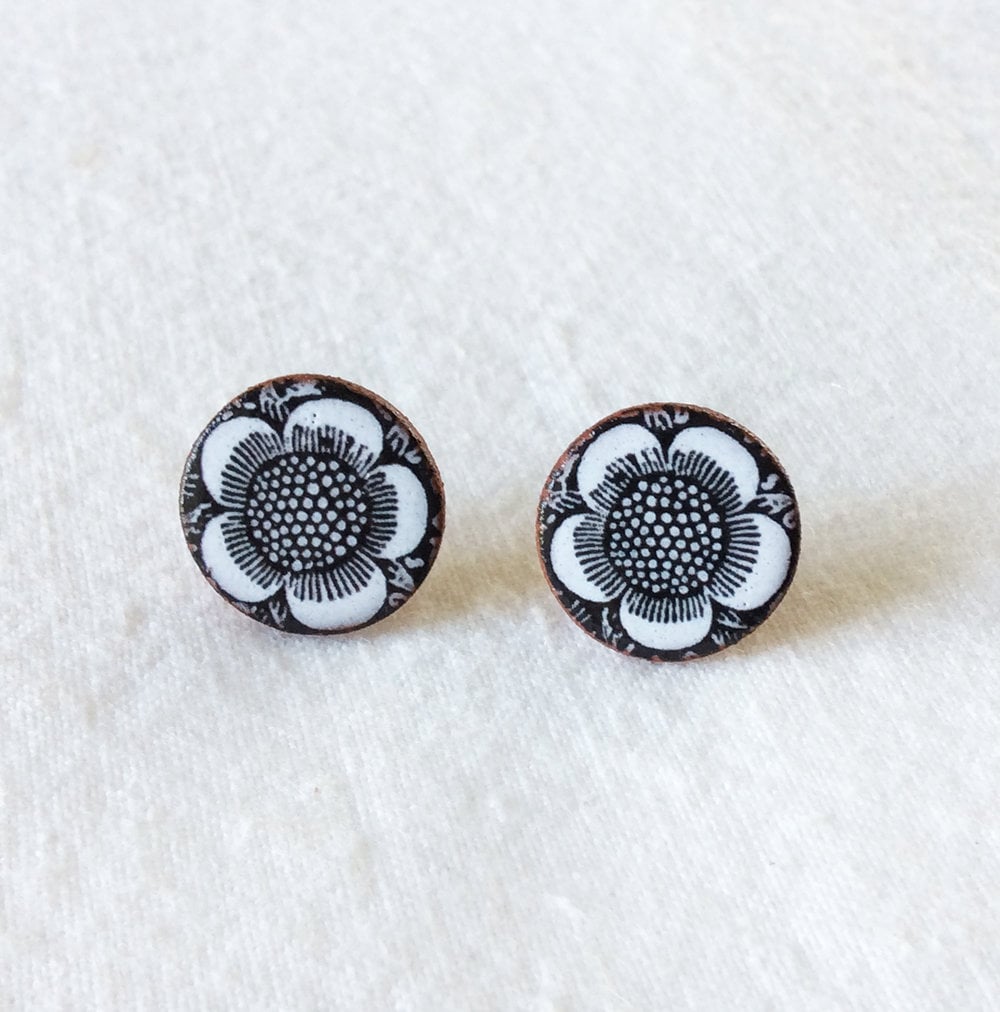 William Morris Keramik Ohrstecker Mit Schwarzer Blume Handgefertigt in Großbritannien von StockwellCeramicsUK