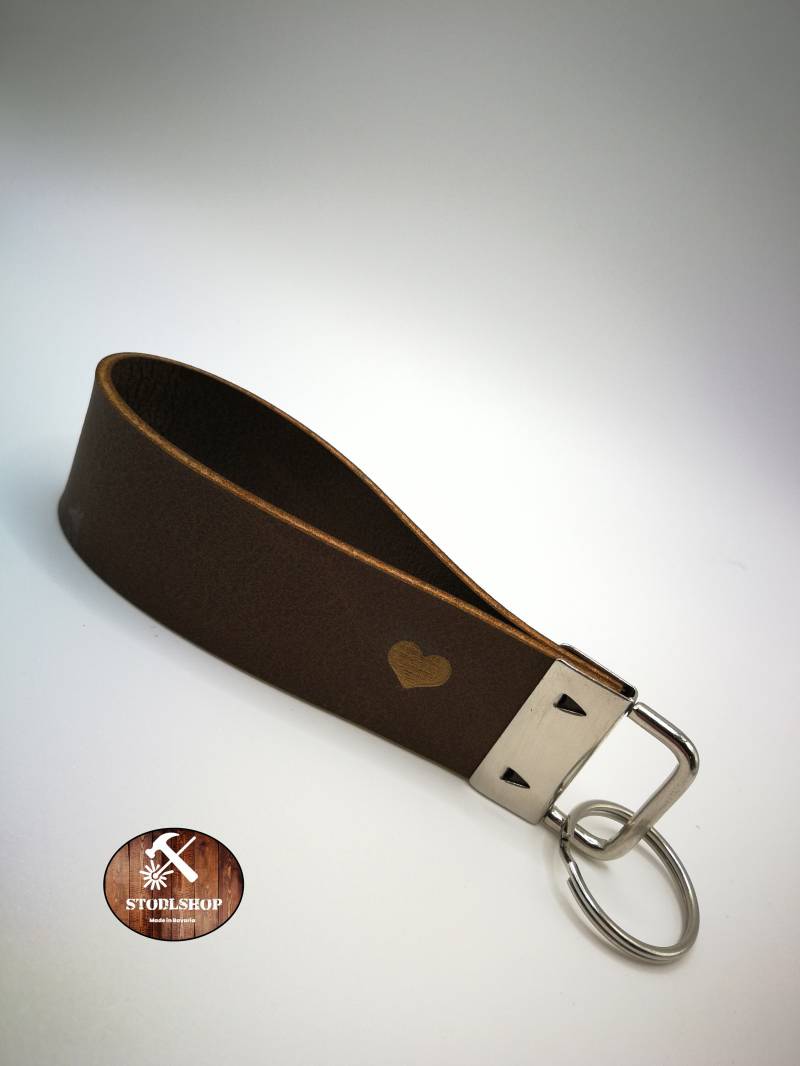 Personalisierter Leder Schlüsselanhänger Schlüsselband Handgefertigt Initialen Herz Braun Kunstleder von Stodlshop